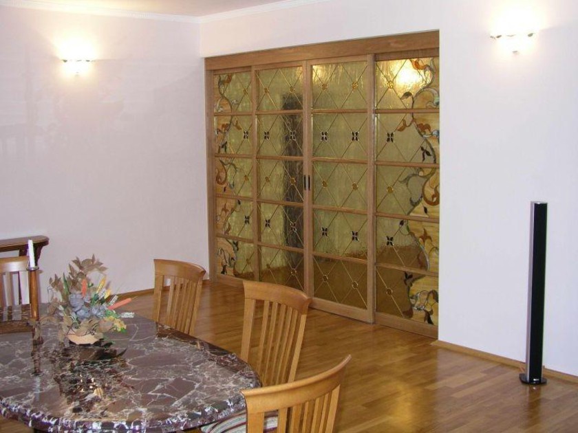Перегородка для гостиной с цветным стеклом и декоративными вставками Чита