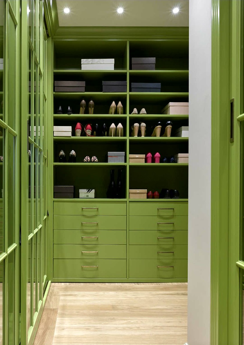 Г-образная гардеробная комната в зеленом цвете Чита