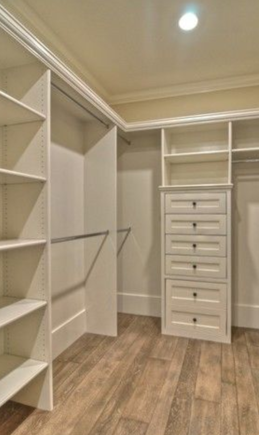 Г-образная гардеробная комната в белом цвете Чита
