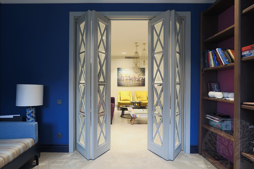 Двери гармошка  для гостиной со стеклами с разделителями Чита