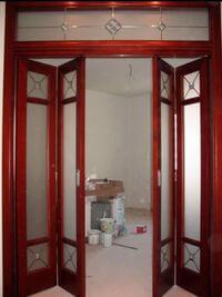 Дверь гармошка с декоративными стеклянными вставками Чита